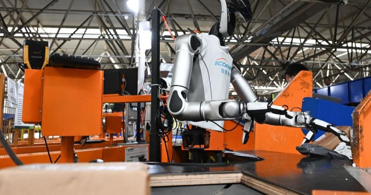 Robot humanoid Xingdong M7 menyortir paket di fasilitas China Post Guangzhou