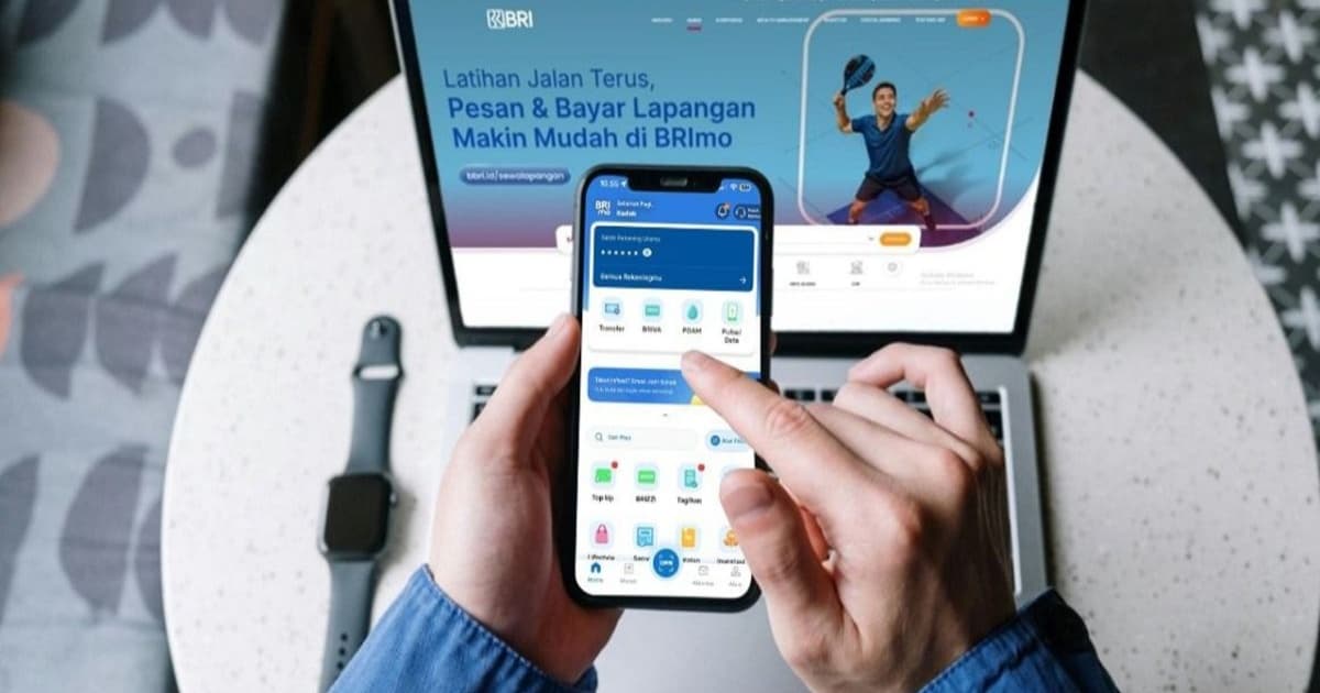 Ilustrasi aplikasi BRImo di smartphone dengan latar peta dunia yang menandai 15 negara tempat registrasi tersedia