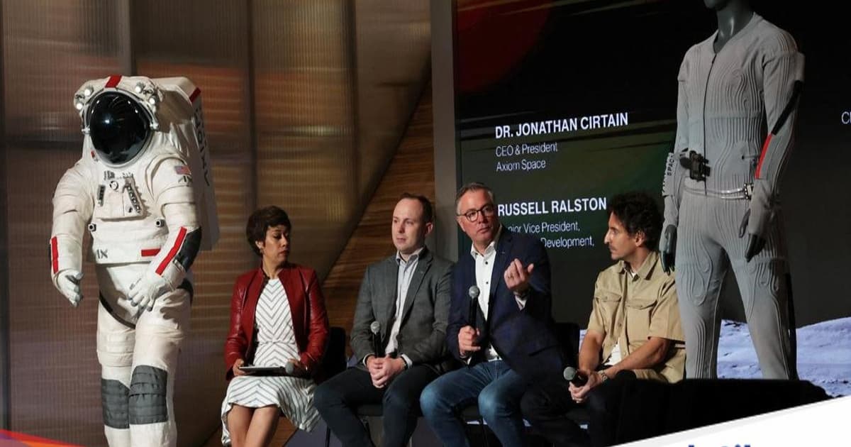 Perwakilan Prada dan Axiom Space memperlihatkan pakaian lapisan dalam astronaut untuk misi bulan NASA di New York.