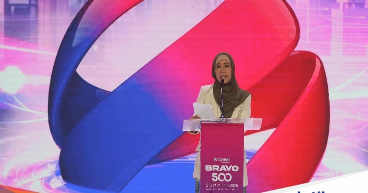 Menteri Komdigi Meutya Hafid memberikan sambutan pembukaan XLSmart Bravo 500 Summit 2026 di Jakarta