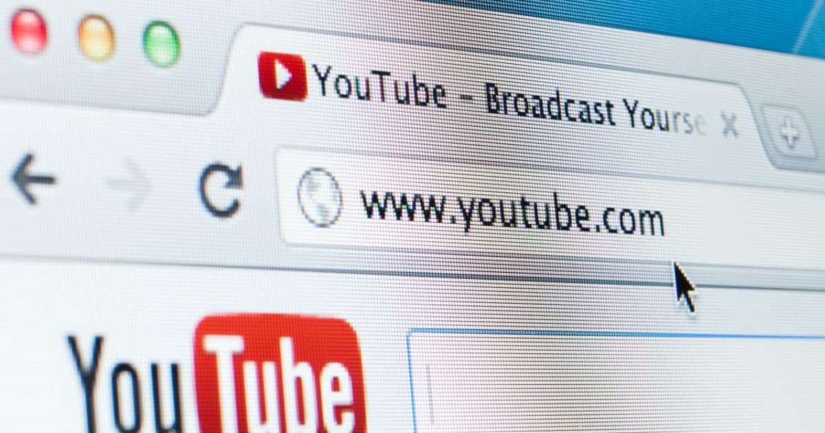 Ilustrasi logo YouTube dengan latar bendera Iran dan dokumen sanksi AS