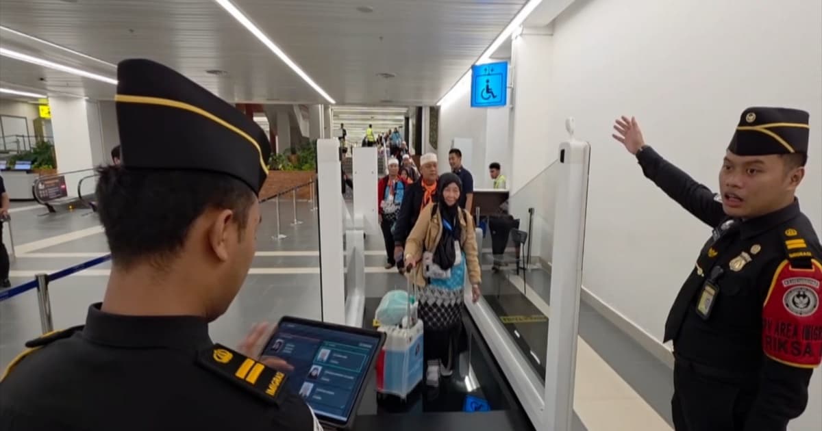 Jemaah haji melintas di Corridor Gate Bandara Soekarno-Hatta untuk pemeriksaan dokumen cepat