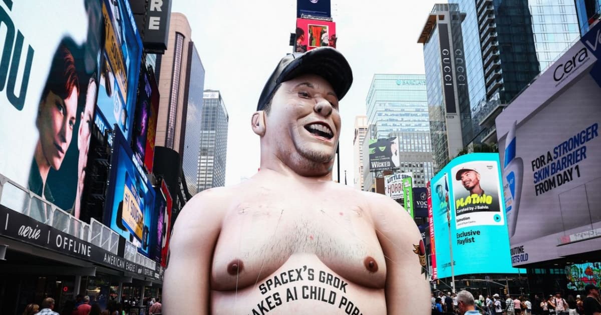 Patung Elon Musk bertelanjang dada dengan tato ketamine dan salam Nazi dalam protes SAFE AI Now di depan Nasdaq.