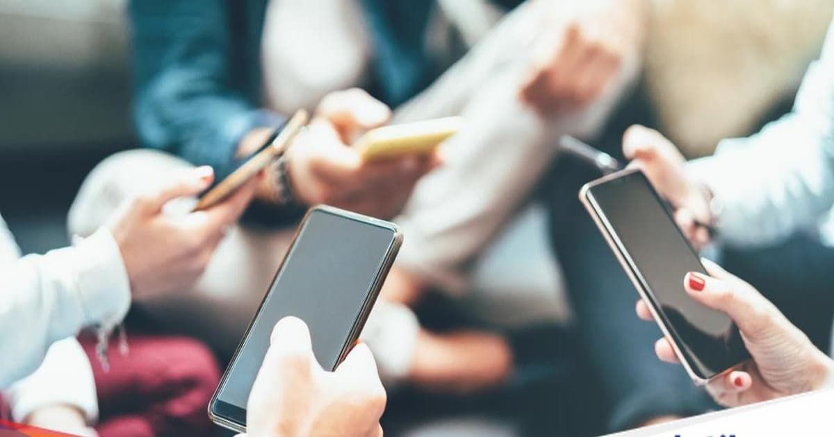 Ilustrasi sekelompok orang menggunakan smartphone bersama-sama