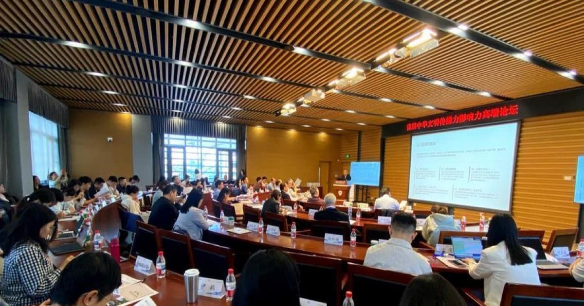 Forum pakar AI dan budaya China di Beijing dengan latar teknologi digital