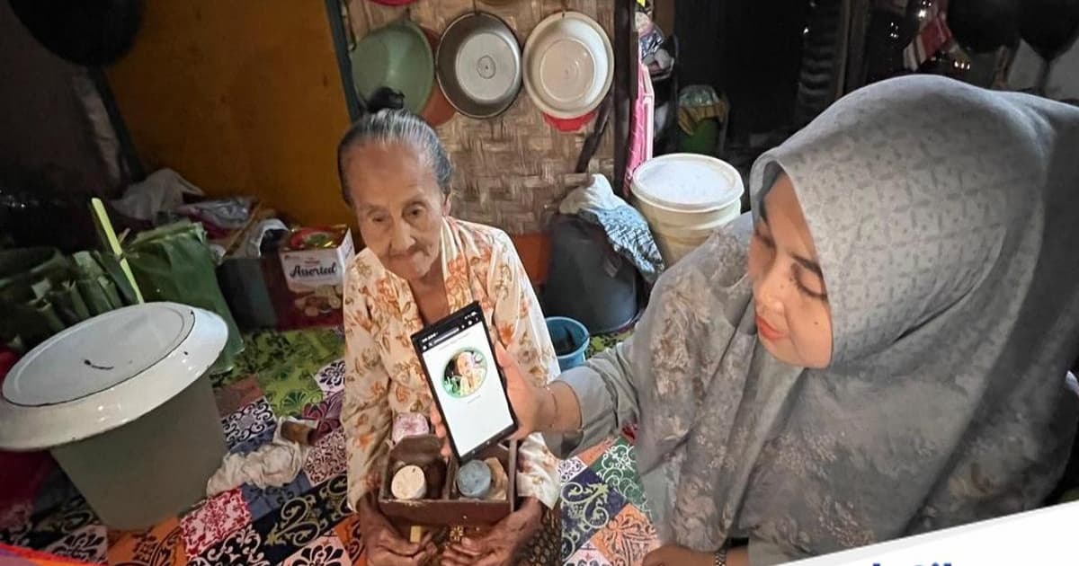 Agen lapangan melakukan perekaman data digital penerima bansos di Banyuwangi