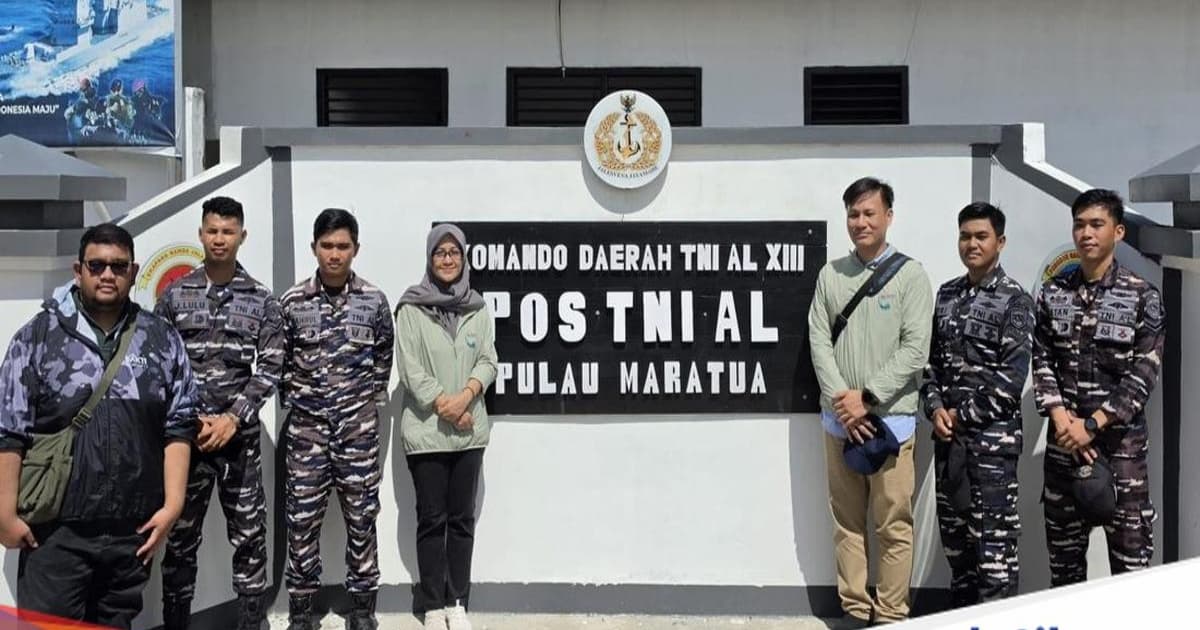Dirut BAKTI Fadhilah Mathar di Pos TNI AL Maratua, Kalimantan Timur