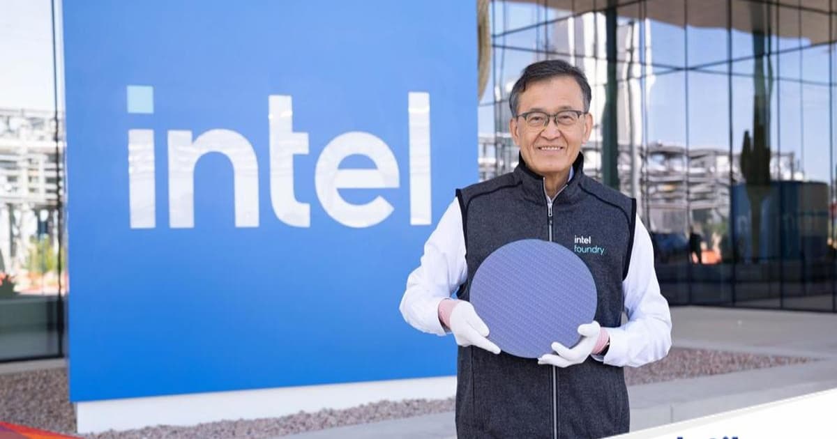 CEO Intel Lip Bu Tan memamerkan wafer chip buatan Intel