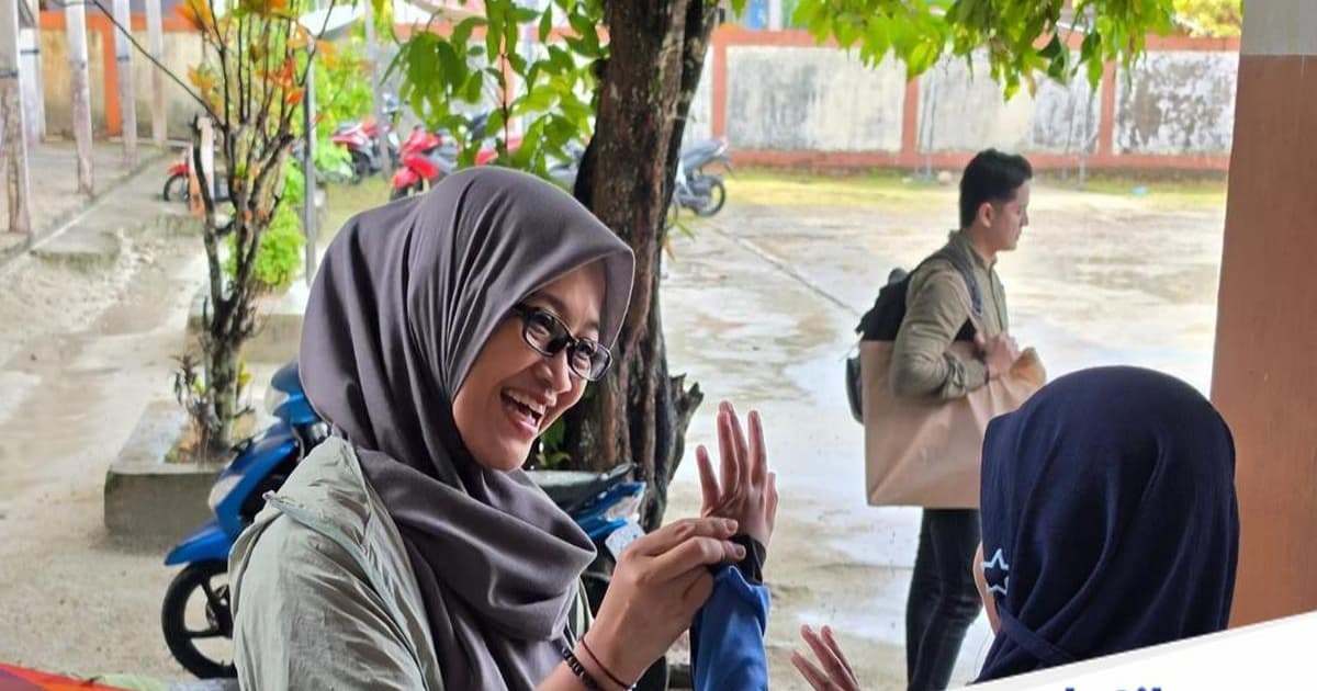 Direktur Utama BAKTI Fadhilah Mathar dalam kunjungan ke Maratua