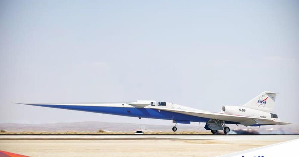 Pesawat supersonik eksperimental NASA X-59 saat uji coba terbang di California