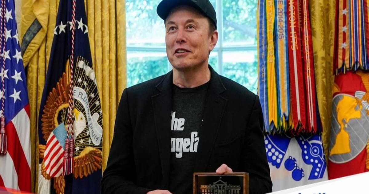 Elon Musk menerima kunci Gedung Putih dari Presiden AS Donald Trump di Kantor Oval, Washington, D.C., AS, 30 Mei 2025. REUTERS/Nathan Howard