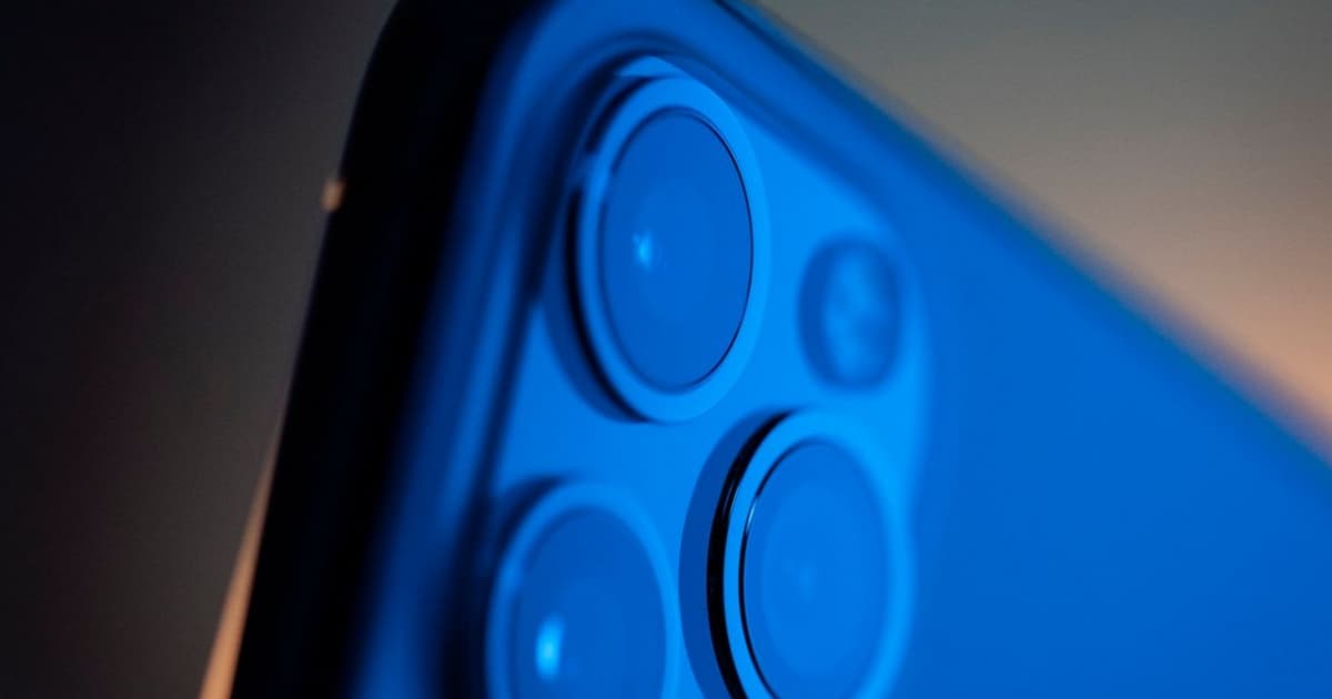 Tampilan layar iPhone dengan antarmuka iOS 27 yang menampilkan ikon aplikasi dan widget