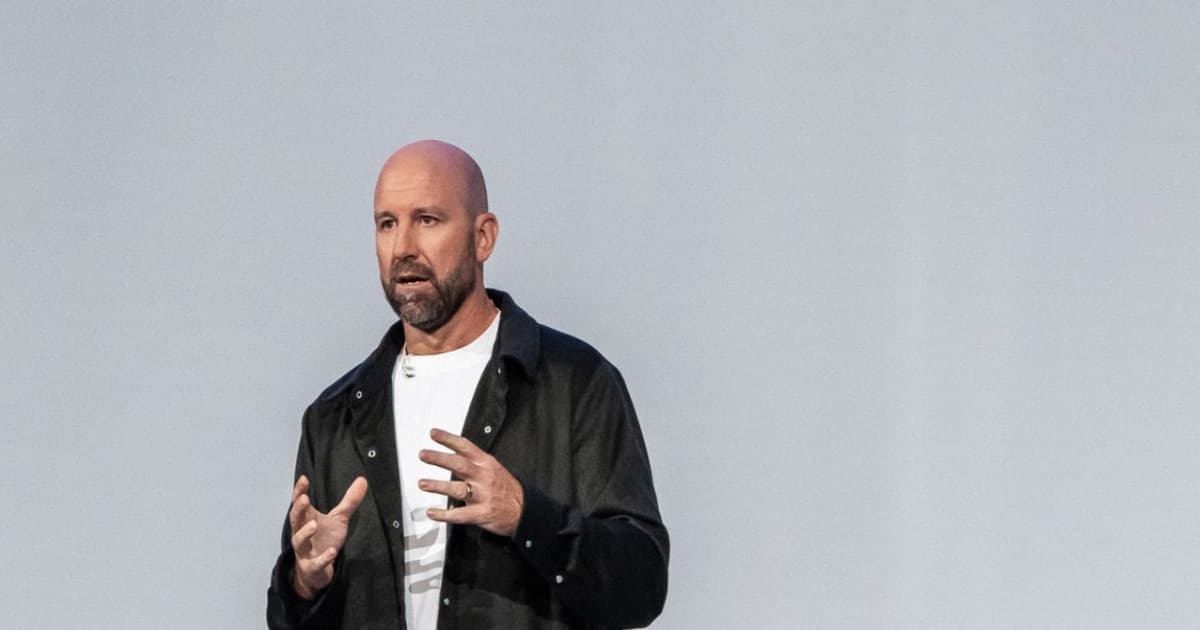 CTO Meta Andrew Bosworth berbicara di sebuah acara teknologi