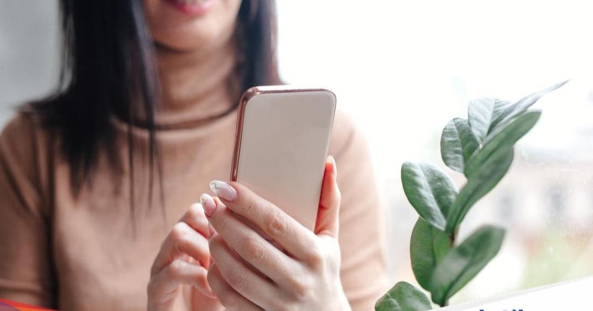 Ilustrasi wanita muda menggunakan smartphone untuk video call online