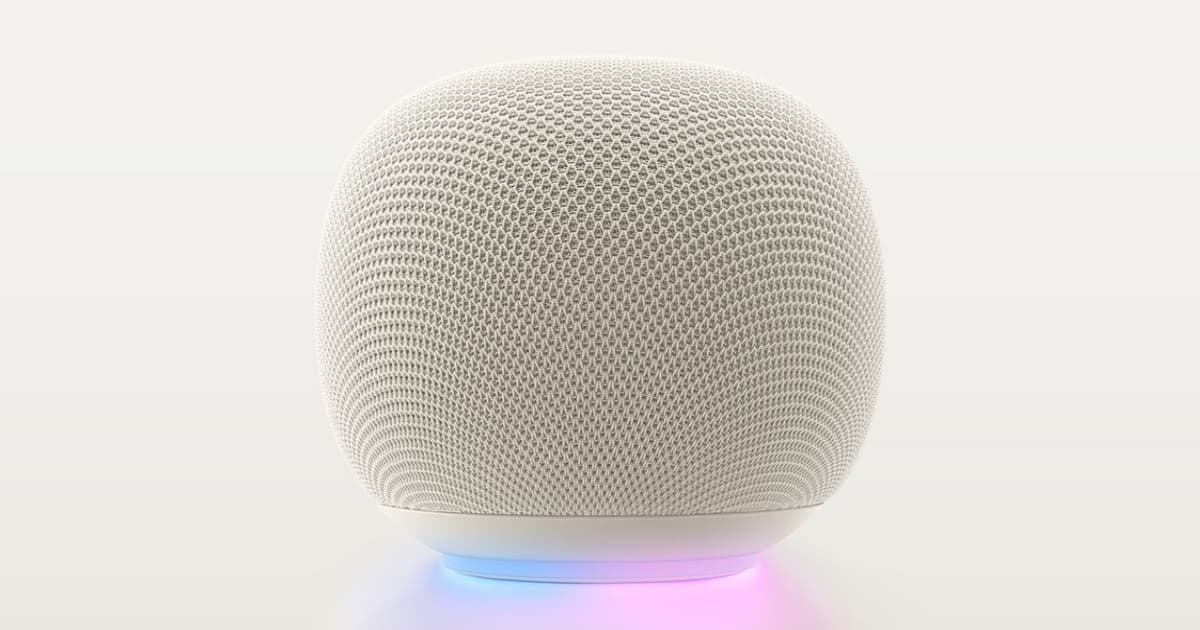 Google Home Speaker dengan desain orb dan cincin cahaya di bagian dasar