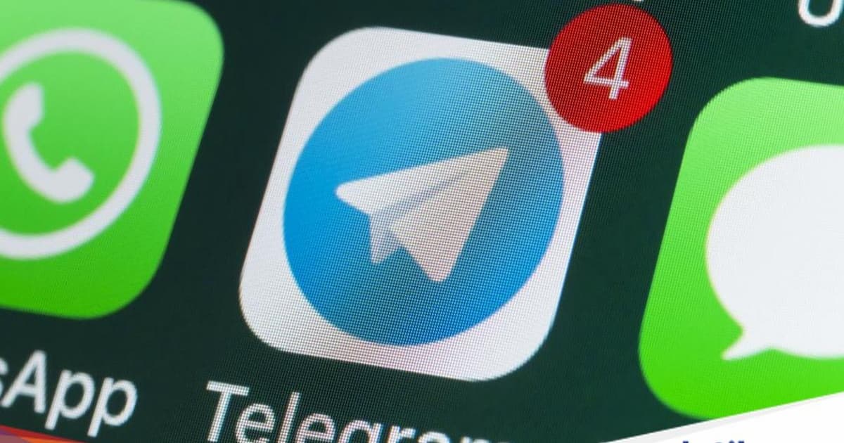 Ilustrasi logo Telegram dengan latar belakang gelap menyala