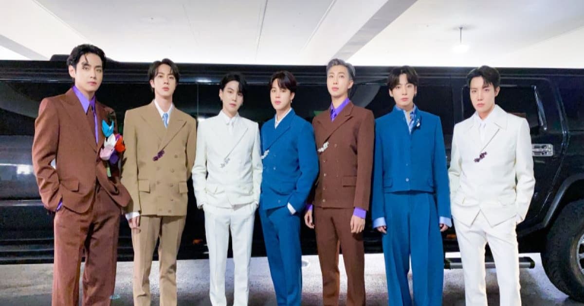 BTS tampil di panggung konser ARIRANG Jakarta dengan lampu sorot dan latar panggung megah
