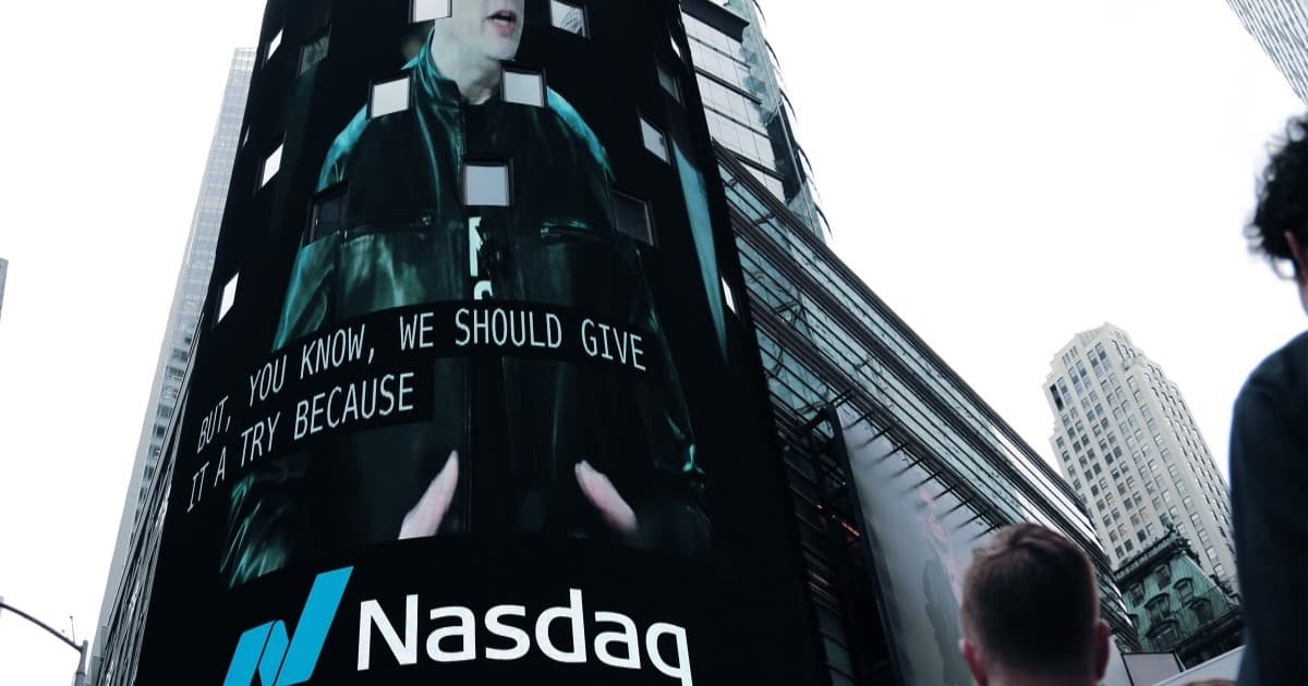 Orang-orang menyaksikan upacara IPO SpaceX di luar gedung Nasdaq di Times Square New York