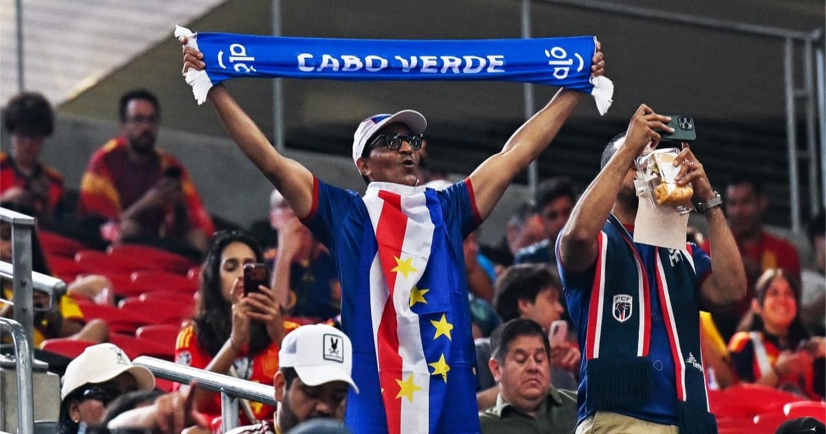 Pendukung Cape Verde dengan syal tim saat pertandingan Piala Dunia 2026 melawan Spanyol