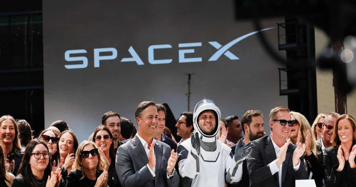 Karyawan SpaceX merayakan penutupan perdagangan perdana IPO di Nasdaq