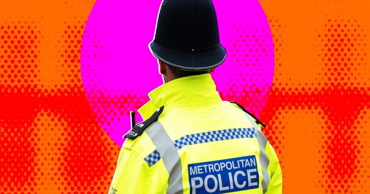 Ilustrasi warna-warni bagian belakang seorang petugas polisi Inggris dengan latar teknologi AI