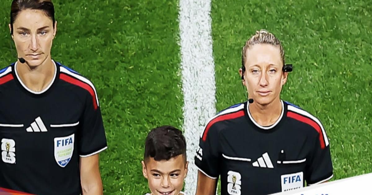 Wasit Piala Dunia 2026 mengenakan Ref Cam di kepala untuk merekam sudut pandang orang pertama