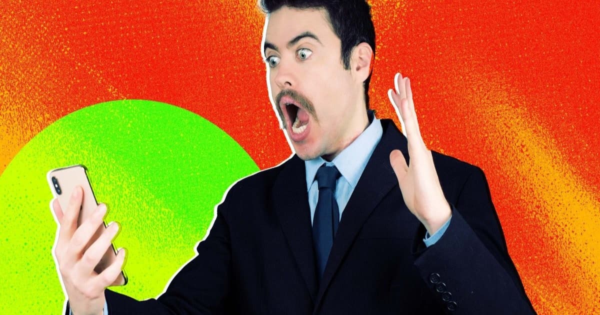 Ilustrasi pria terkejut melihat ponsel dengan latar belakang data digital bocor