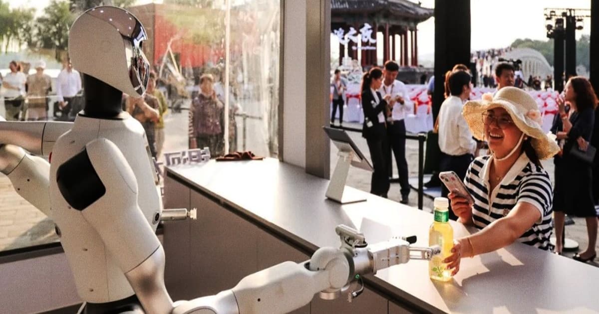 Robot humanoid Galbot Xiao Gai melayani pelanggan di toko kapsul Hong Kong