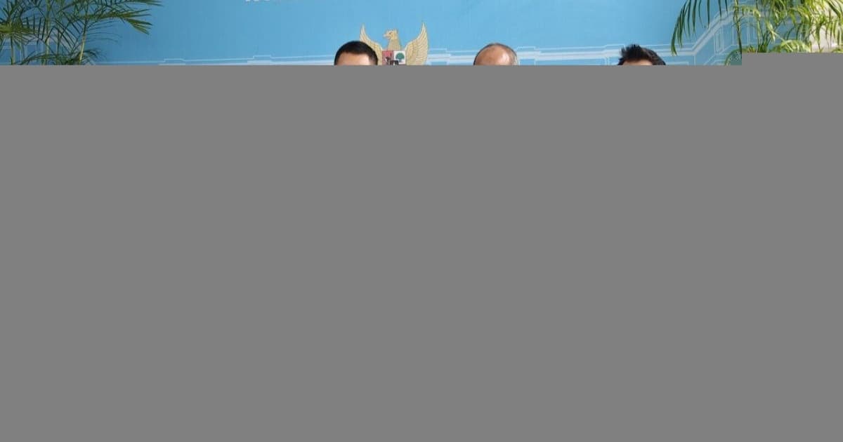 Petugas PLN memeriksa gardu listrik di Pulau Jawa