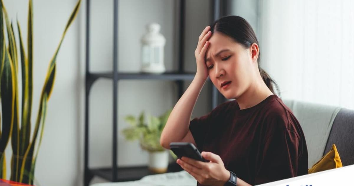 Ilustrasi stres penggunaan smartphone terkait modus penipuan digital drama China