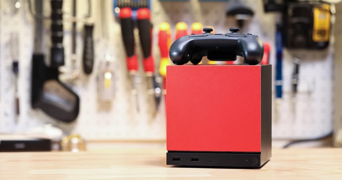 Tampilan antarmuka SteamOS pada monitor PC gaming rakitan dengan logo Valve di sudut layar