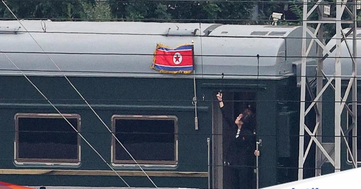 Ilustrasi kereta Kim Jong Un di Beijing China dengan bendera Korea Utara