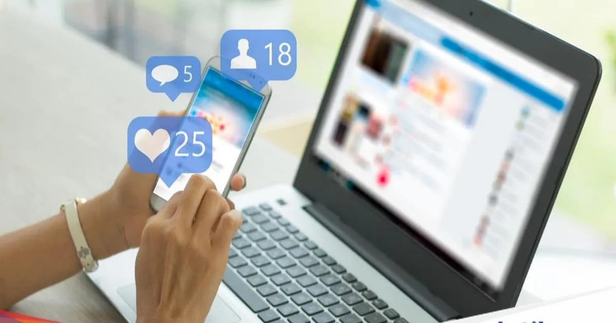 Ilustrasi penggunaan media sosial oleh wanita muda melalui smartphone