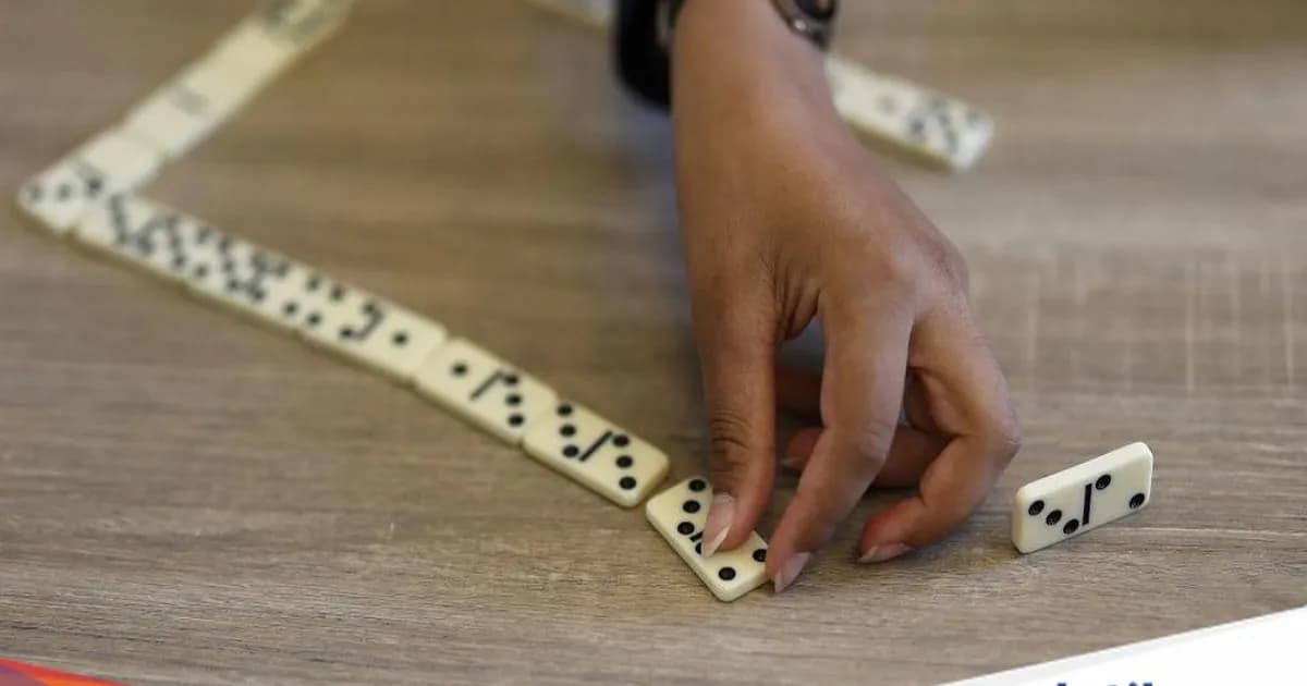 Ilustrasi olahraga domino yang dimainkan secara kompetitif di atas meja