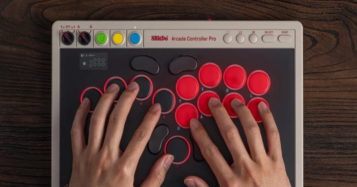 8BitDo Arcade Controller Pro dengan layar monokrom dan tombol hot-swappable