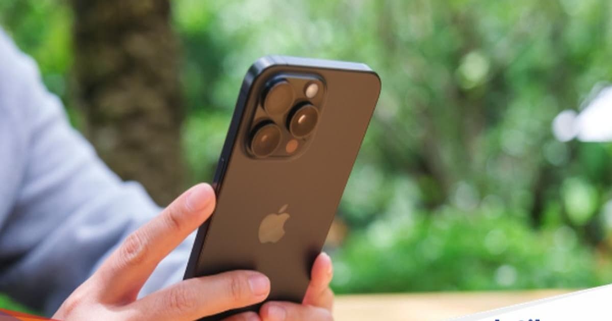 Ilustrasi iPhone 15 dengan latar belakang biru