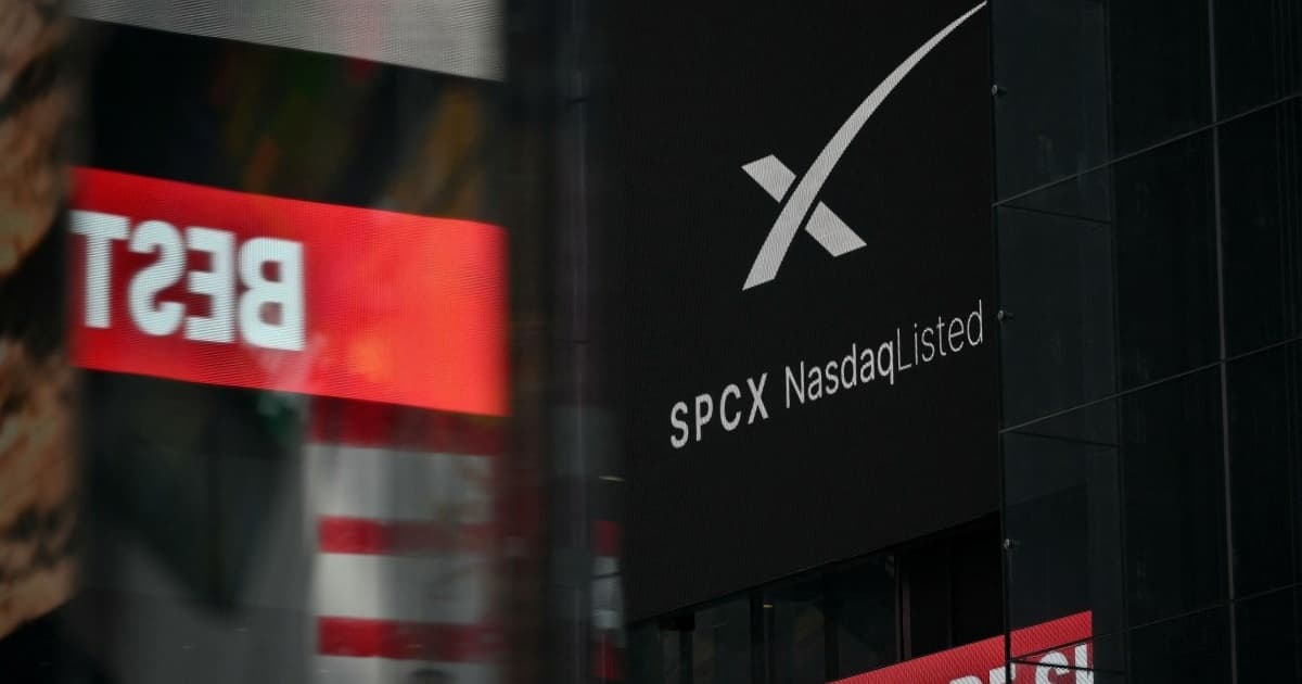 Iklan SpaceX di layar Times Square New York saat peluncuran IPO perusahaan pada Juni 2026