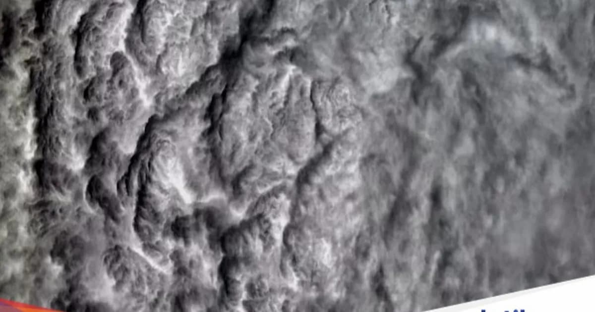 Foto awan badai dari ISS yang memperlihatkan gumpalan awan raksasa dengan tekstur mencolok di atas Pasifik Barat Laut