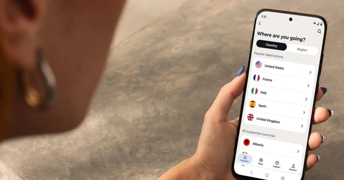 Ponsel Motorola dengan aplikasi Global Connect untuk eSIM perjalanan