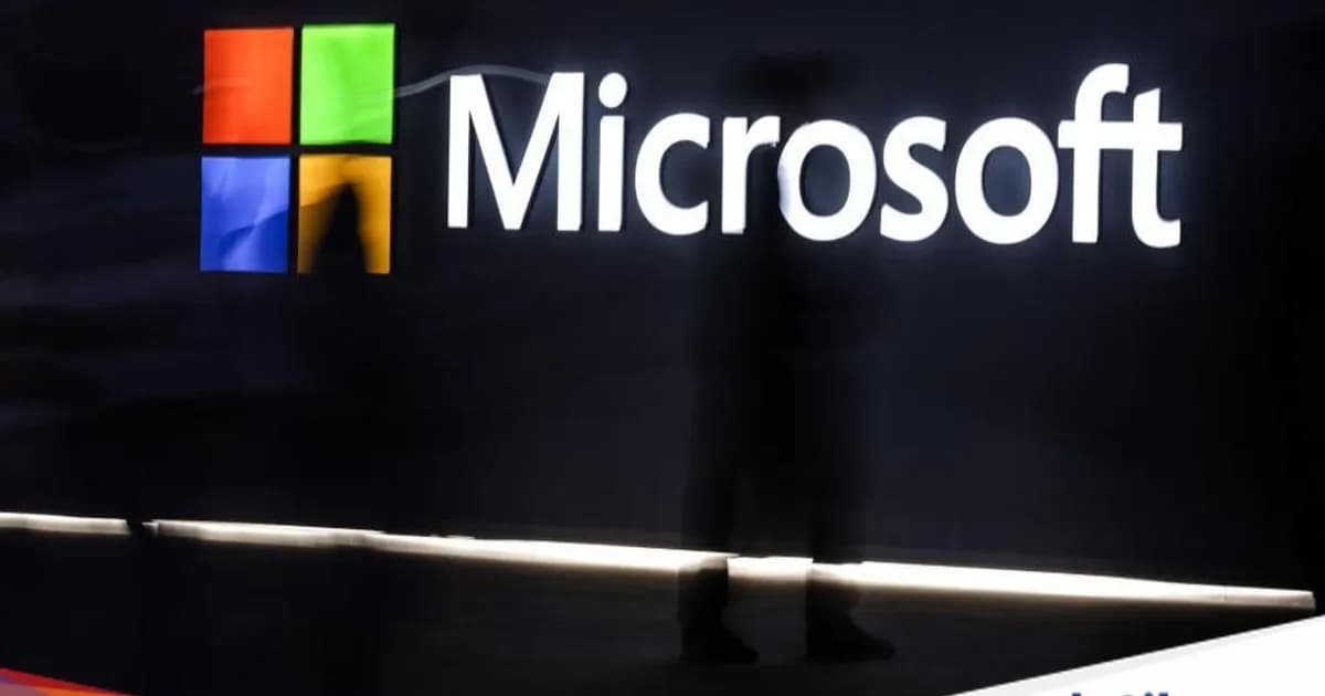 Gedung kantor pusat Microsoft dengan logo perusahaan di bagian depan