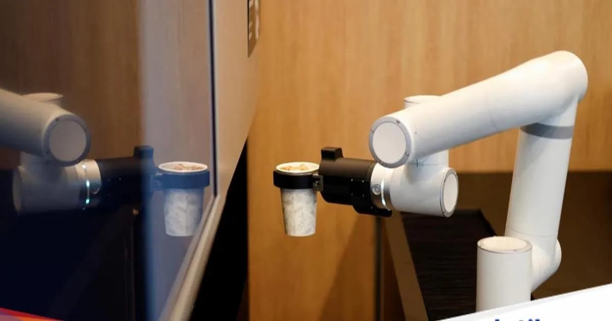 Robot meracik minuman di kedai kopi tanpa staf di Seoul, Korea Selatan