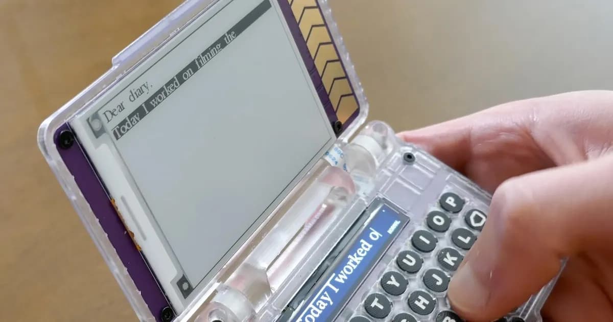 PocketMage PDA clamshell dengan keyboard QWERTY dan layar e-paper