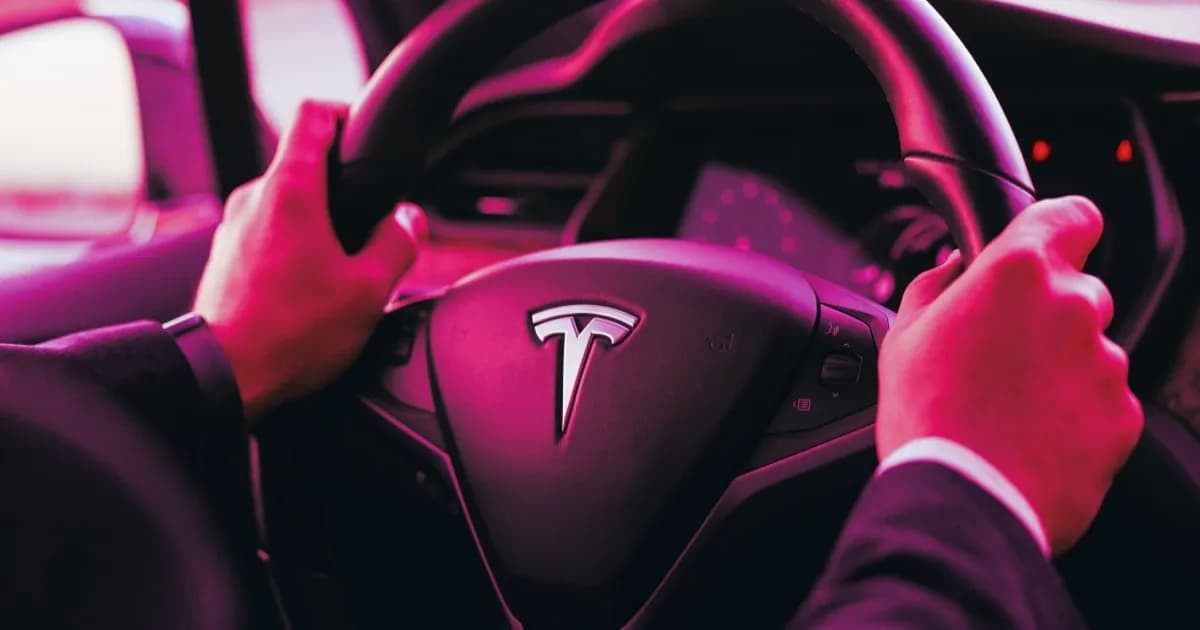 Mobil Tesla dengan sistem kamera di jalan raya