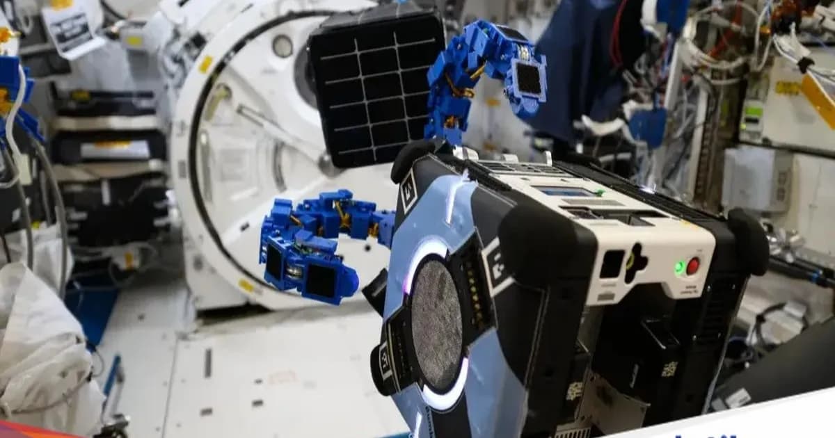 Robot pembersih sampah luar angkasa dengan lengan mekanik
