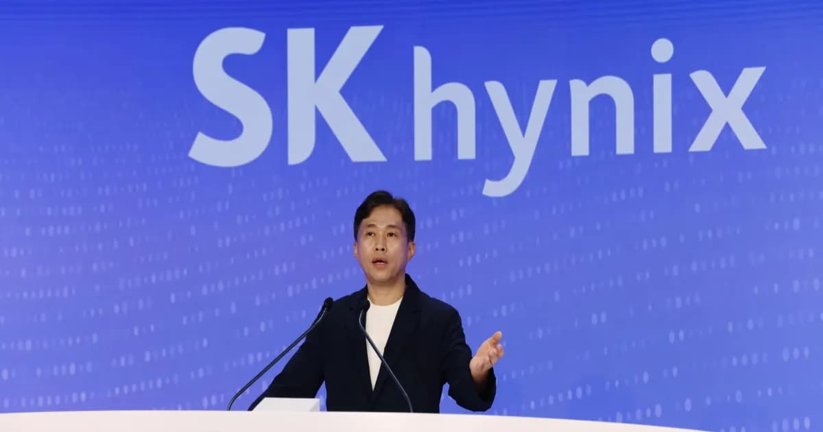 Ilustrasi logo SK Hynix di latar belakang grafik pasar saham Wall Street
