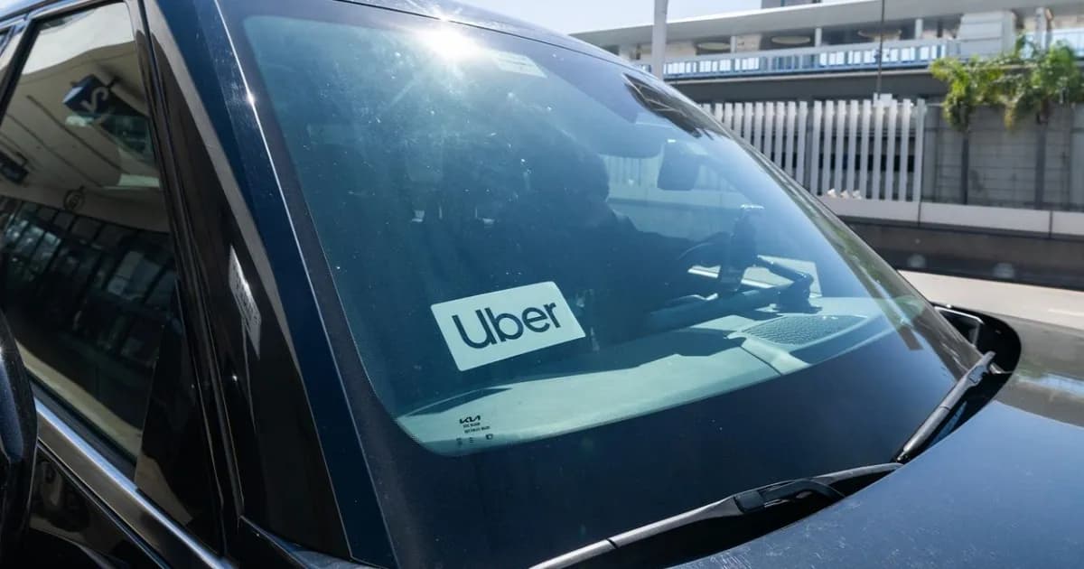 Ilustrasi mobil self-driving Uber dengan pengemudi manusia di latar belakang