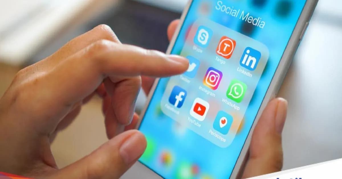 Ilustrasi aplikasi Instagram dan Facebook di layar ponsel dengan latar belakang biru teknologi