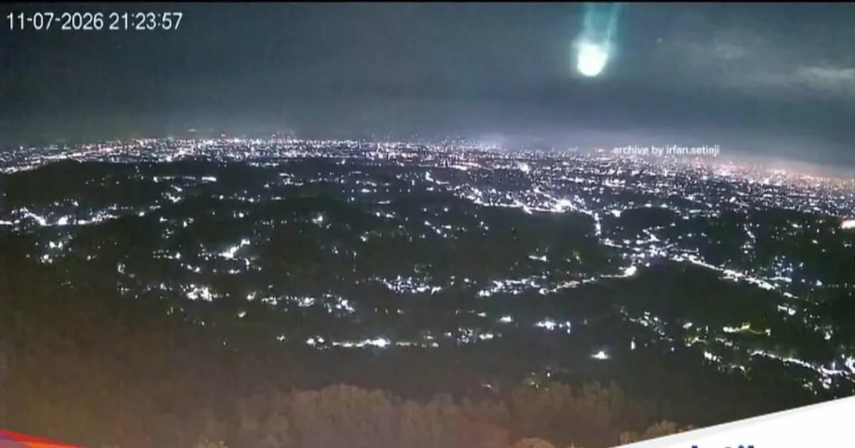 Kilatan cahaya meteor besar di langit Yogyakarta terekam kamera warga