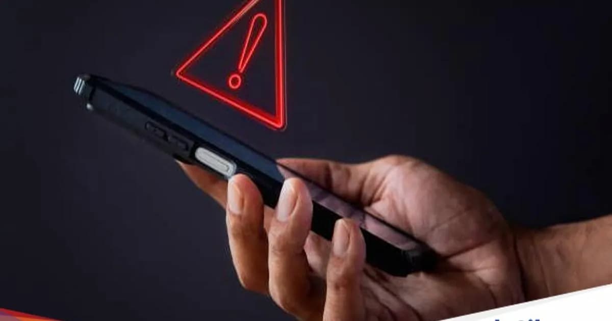 Ilustrasi smartphone dengan ikon peringatan segitiga bahaya, konsep malware dan kejahatan siber