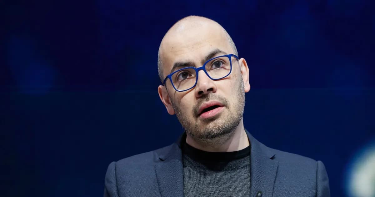 Ilustrasi Demis Hassabis CEO Google DeepMind dengan latar visual kecerdasan buatan dan jaringan global.